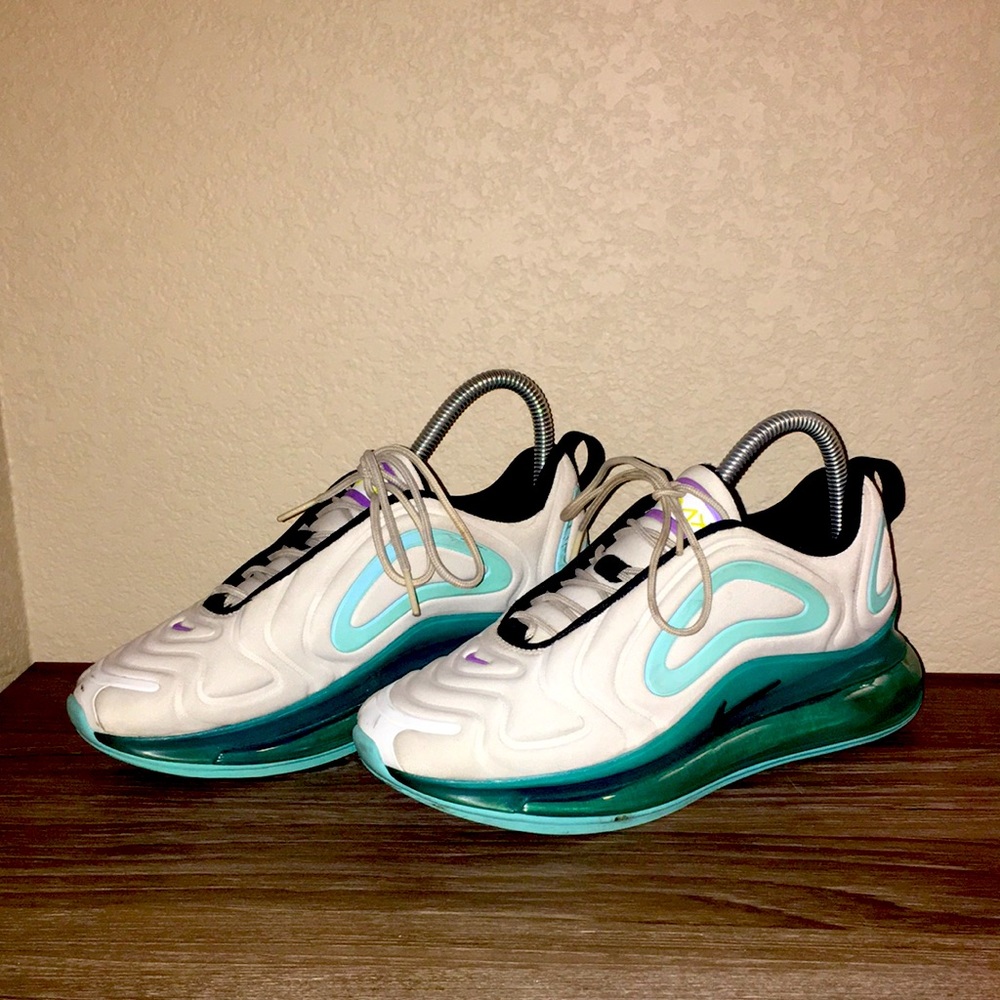 Nike Airmax 720 Youth size 5 turquoise and white